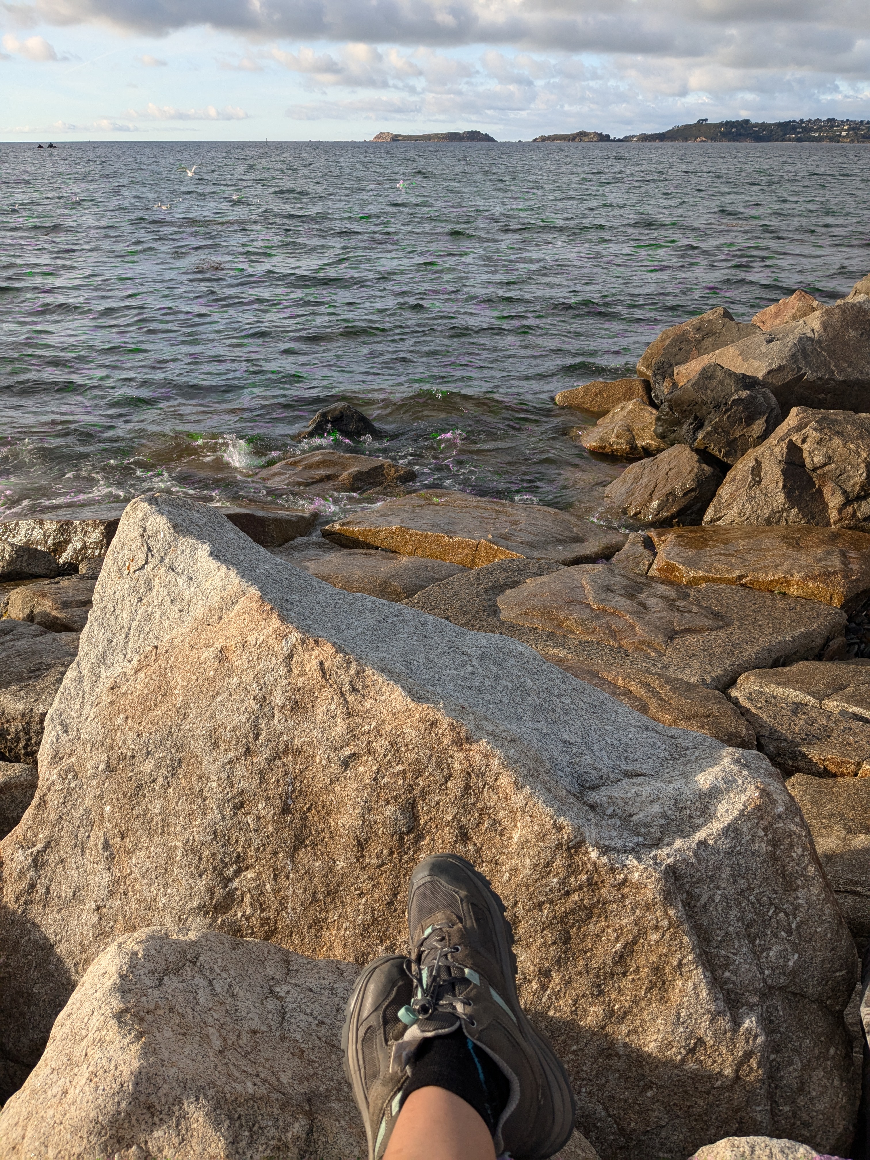 Les pieds sur la plage à rochers de Locquémeau