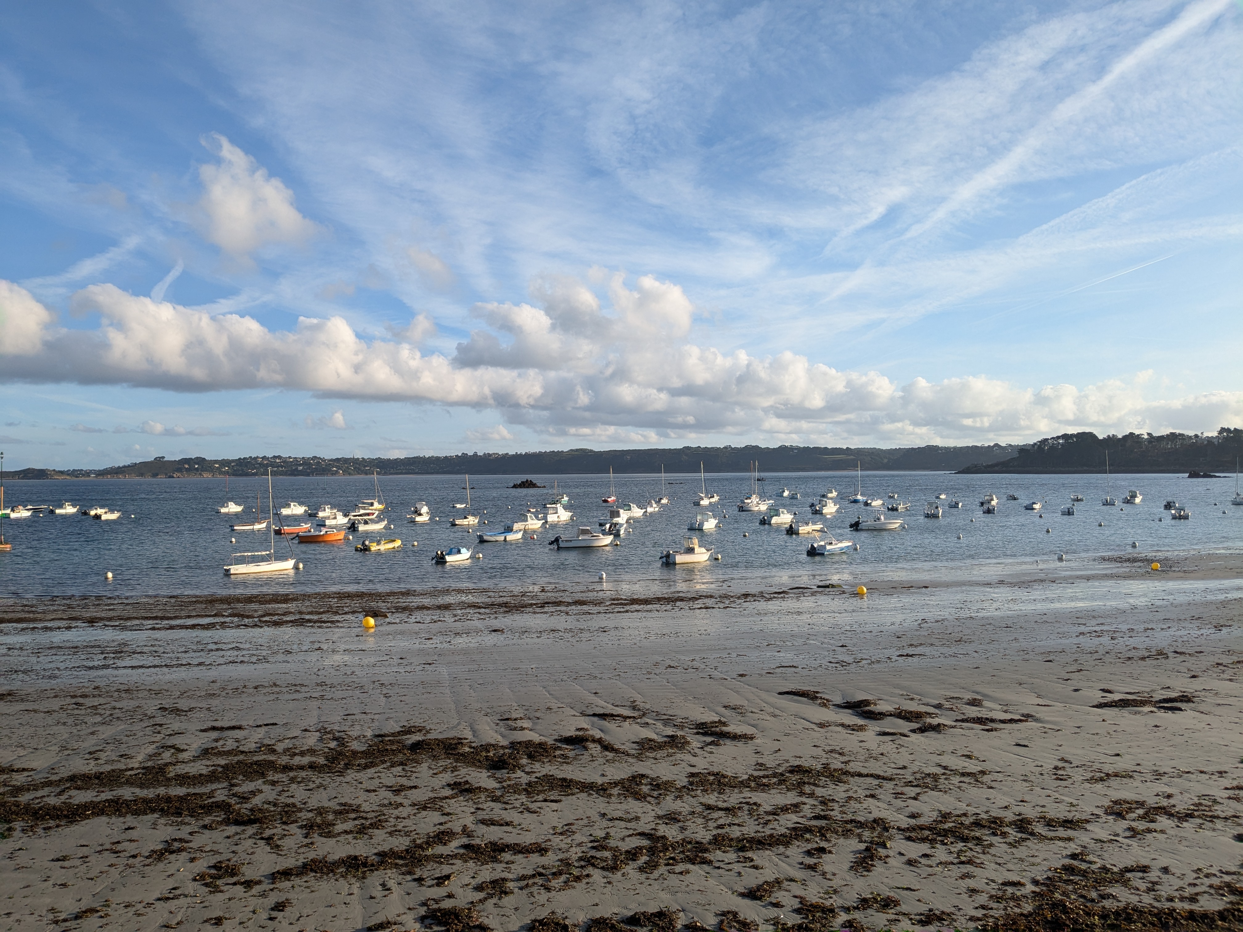 Vue sur la mer avec des bateaux, la mer commence à se retirer - Météo clémente
