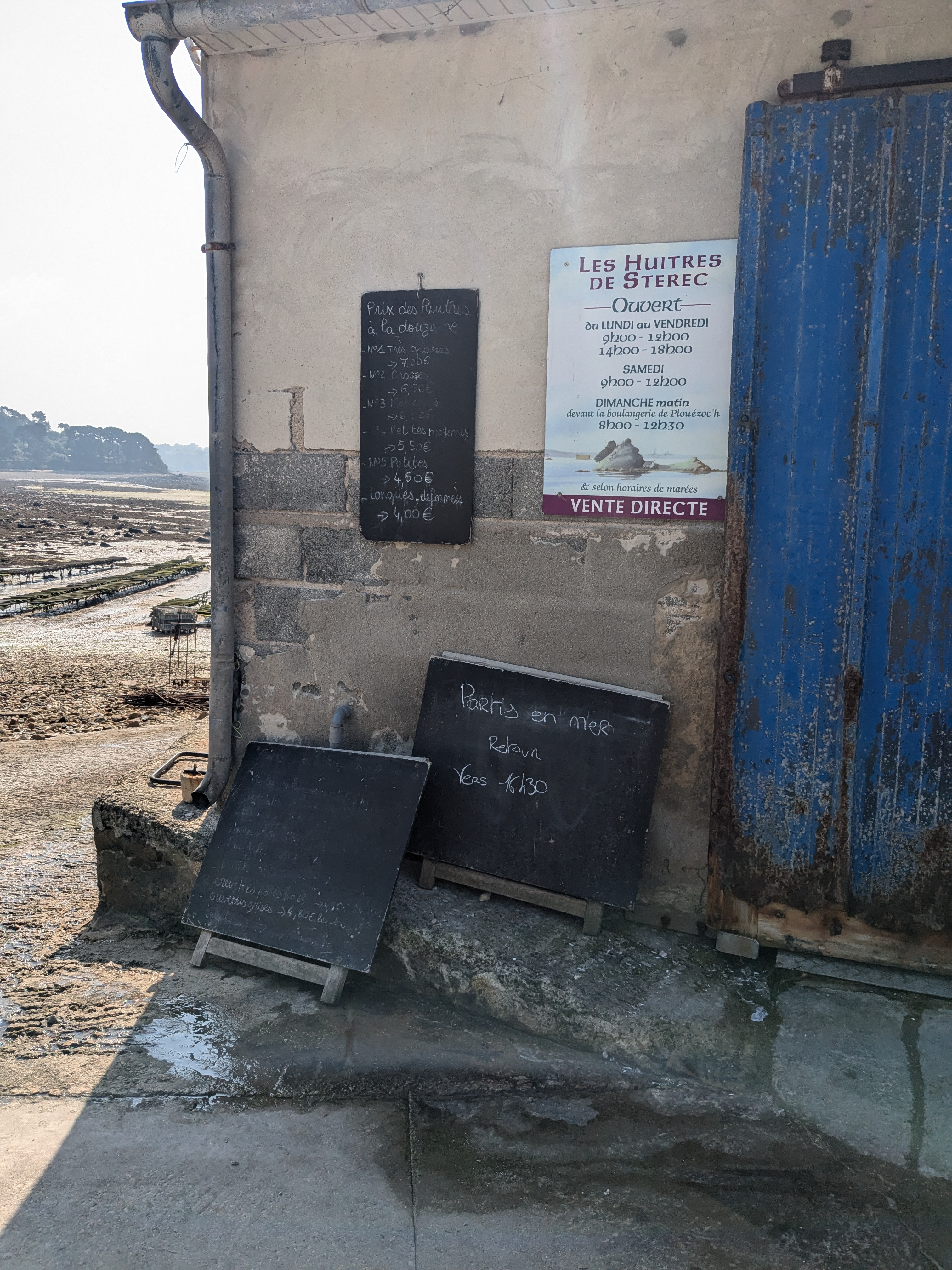 Panneau Parti en mer devant une boutique d'huîtres